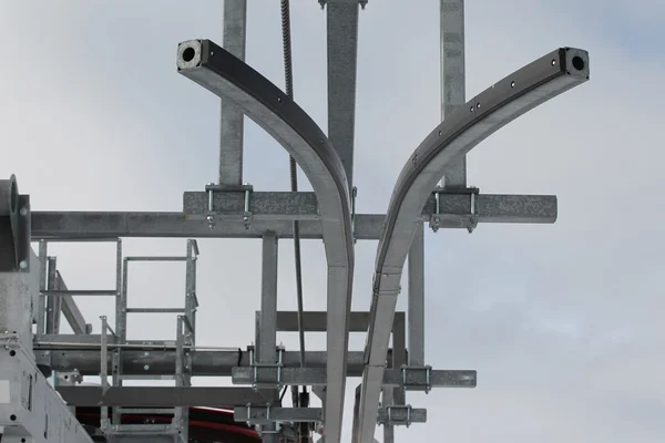 Onderdelen van metalen constructiewerken skilift — Stockfoto