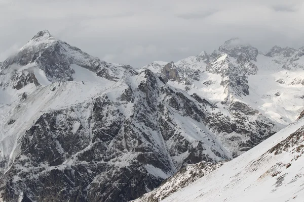 Rozhledny na horách, lyžařské středisko Dombay — Stock fotografie