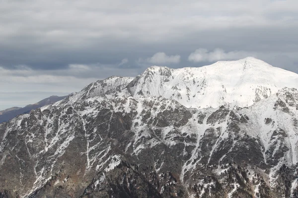 Vedere scenică a munților, stațiune de schi Dombay — Fotografie, imagine de stoc