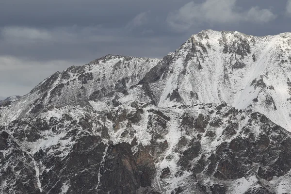 Schilderachtig uitzicht op de bergen, skigebied Dombay — Stockfoto