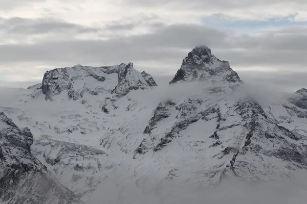 Vedere scenică a munților, stațiune de schi Dombay — Fotografie, imagine de stoc