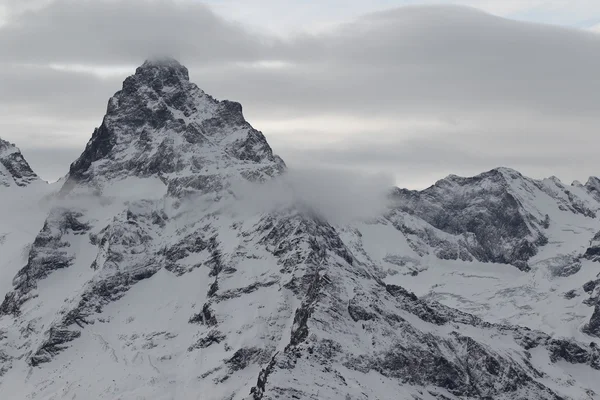 Schilderachtig uitzicht op de bergen, skigebied Dombay — Gratis stockfoto