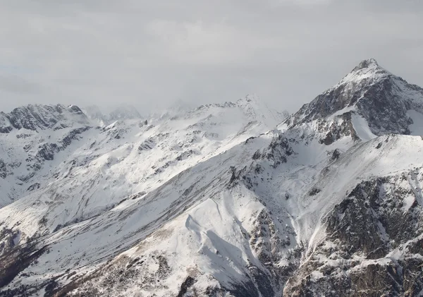 Vedere scenică a munților, stațiune de schi Dombay — Fotografie, imagine de stoc