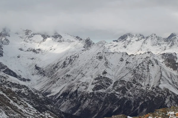 Vistas panorámicas de las montañas, estación de esquí Dombay Imágenes de stock libres de derechos