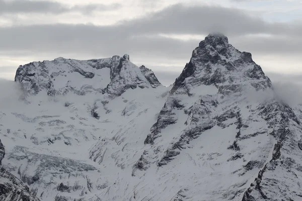 Vedere scenică a munților, stațiune de schi Dombay — Fotografie, imagine de stoc