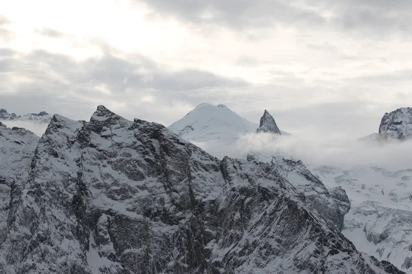 Vista panoramica sulle montagne, stazione sciistica Dombay — Foto Stock