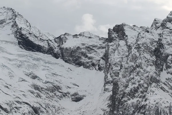 Doğal görünümü Kayak Merkezi Dombay dağların — Stok fotoğraf