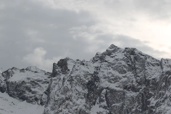 Vedere scenică a munților, stațiune de schi Dombay — Fotografie, imagine de stoc