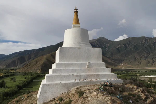 Buddhistischer Stupa auf dem Hügel — Stockfoto