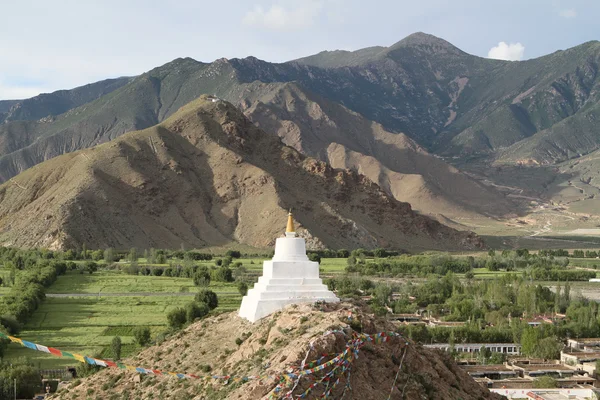 Buddhistisk stupa på kullen — Stockfoto