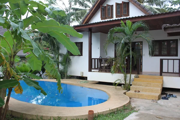 Paraíso casa con una piscina en los trópicos — Foto de Stock