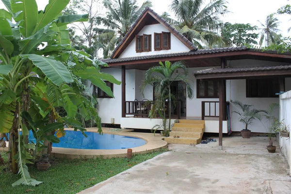 Casa do paraíso com piscina nos trópicos — Fotografia de Stock