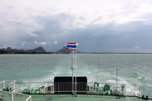 Thajská vlajka na trajektu — Stock fotografie