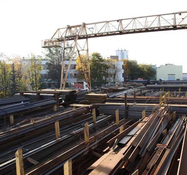 Vue du site de production avec grue — Photo