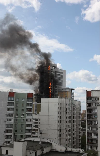 Brinnande hus — Stockfoto