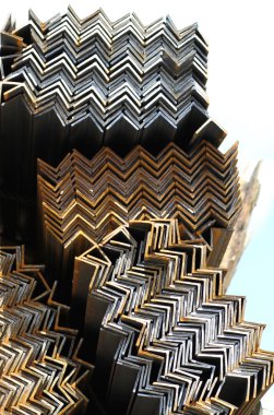 Metal profilleri yapıları oluşturmak için temel açı