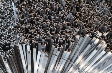 Metal profilleri yapıları oluşturmak için temel açı