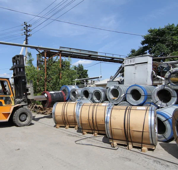 Vue du stockage des bobines d'acier avec chargeur — Photo