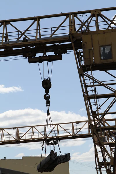 Vista del centro de producción con grúa — Foto de Stock