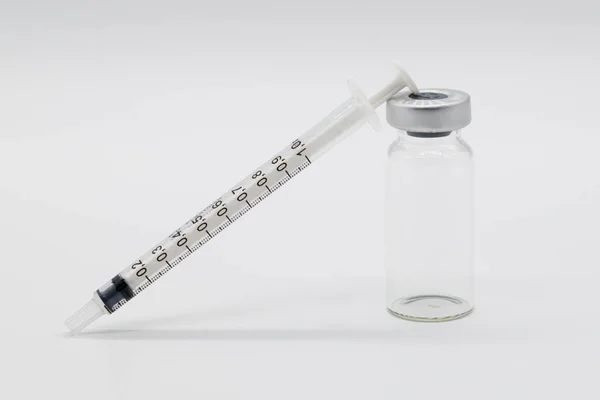 Bir Tıbbi Aşı Ampülü Yanında Duran Bir Şırınga Beyaz Arka — Stok fotoğraf