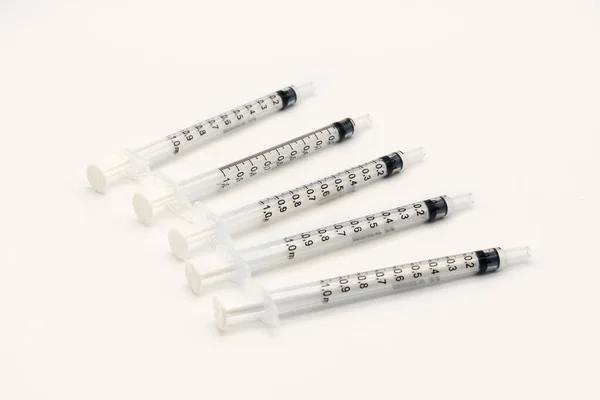 Beyaz Arka Planda Beş Tıbbi Aşı Şırıngası — Stok fotoğraf