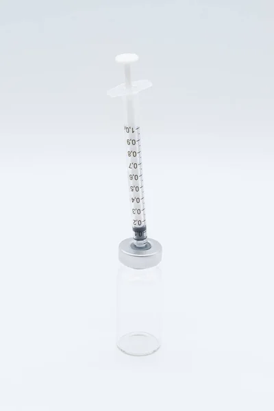 Spruta Med Medicinskt Vaccin Och Medicinsk Ampull Vit Bakgrund — Stockfoto