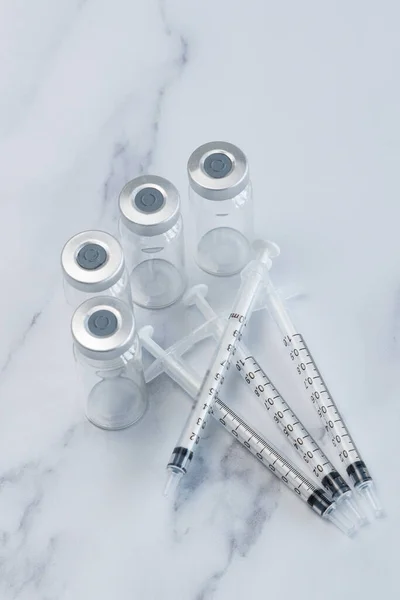 Four Vaccine Ampules Four Syringes Lying Loosely Marble Counter Top —  Fotos de Stock