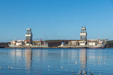 Hunterston, İskoçya, İngiltere - 30 Aralık 2020: DENL Valaris ve Valaris grubundan ENSCO DS-8 matkap dükkanları şu anda Hunterston terminalinde demirlemiş durumda.