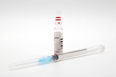 Deri altı enjeksiyonu için tıbbi şırıngalar ve iğneler. Şırıngalar ve iğneler kaplanmış. Kırmızı Şişe Odaklanma Noktası.