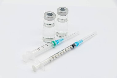 Tezgahın üstünde şırınga ve şırınga var. Şırınga ve iğne kaplanmış..