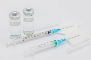 Mermer tezgahın üstüne şırınga ve şırınga enjekte etmek için. Şırınga ve iğne açılmış..