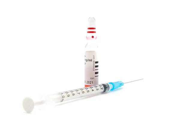 주사를 피하기 주사기와 바늘에는 주사기와 바늘이 씌워져 Syringe 초점입니다 — 스톡 사진