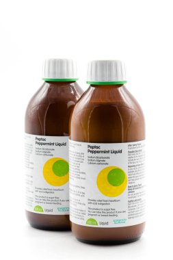 Irvine, İskoçya, İngiltere - 09 Ocak 2021: Peptac, MA Pinewood laboratuvarları tarafından 500 ml 'lik geri dönüşümlü cam şişe ve etiketle tam talimat ve kimyasal içerik veren Naneli Sıvı Marka.