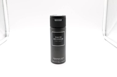 Irvine, İskoçya, İngiltere - 09 Ocak 2021: David Beckham geri dönüşümlü metal bir kap ve plastik kapakla deodorant spreyi markalaştırdı.