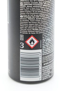 Irvine, İskoçya, İngiltere - 09 Ocak 2021: David Beckham geri dönüşümlü metal kap ve plastik kapakla deodorant spreyi markalaştırdı. Üçgen ateş sembolü gösteriliyor.