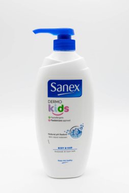 Irvine, İskoçya, İngiltere - 09 Ocak 2021: Sanex, Dermo Kids 'in vücut ve saç yıkama ve köpük banyosunu geri dönüşümlü plastik şişe ve plastik pompa kapağında damgaladı..