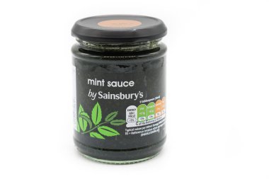 Irvine, İskoçya, İngiltere - 09 Ocak 2021: Sainsburys Markalı Sümüklü Bal şişesi geri dönüşümlü bir şişe ve kapakta. Kağıt etiketler, sembol ve bilgi gösterimi.