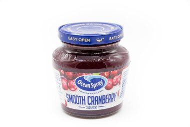 Irvine, İskoçya, İngiltere - 09 Ocak 2021: Ocean Spray markalı kızılcık sosu cam bir kavanozda ve geri dönüştürülebilir metal kapakta. Kağıt etiketi marka etiketi ve diğer geri dönüşüm ve içerik bilgileri.