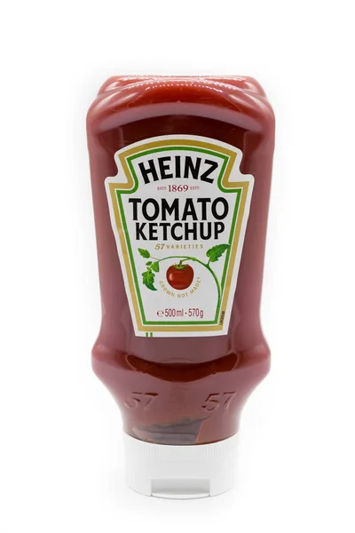 アイルランド スコットランド 2021年1月9日 ハインツブランドのトマトケチャップをリサイクル可能なプラスチックボトルに入れ ハインツブランドのシンボルを表示するラベルでトップ — ストック写真