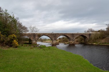 Gatehead, Irvine, İskoçya, İngiltere - 23 Mart 2021: Laigh Milton Viyaduct 'un hayatta kalan en eski demiryolu viyadük olduğu düşünülüyor. 1812 yılında Kilmarnock ve Tron demiryolları için inşa edilen A kategorisi bir yapıdır. Hat bir attı.