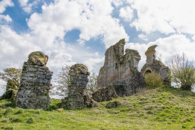 Bir zamanların etkileyici yapı ve etkileyici kalıntılarının harabeleri içindeki antik kale ve büyük salon Craigie köyünden yaklaşık bir buçuk mil uzaklıktadır ve ülkenin ilk binalarından biri olarak tanınmaktadır.