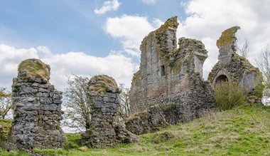 Bir zamanların etkileyici yapısının ve etkileyici harabelerinin antik kalıntıları Craigie köyünden yaklaşık bir buçuk mil uzaklıktadır ve ülkenin en eski binalarından biri olarak kabul edilir ve Wi 'nin doğduğu yer olduğu düşünülür.