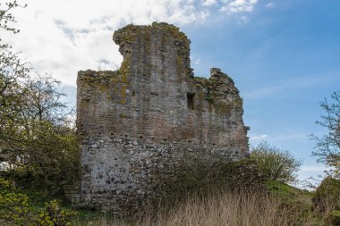 Bir zamanların etkileyici yapısının ve etkileyici harabelerinin bulunduğu güneydeki antik kalıntılar Craigie köyünden yaklaşık bir buçuk mil uzaklıktadır ve ülkenin en eski binalarından biri olarak tanınmaktadır. 