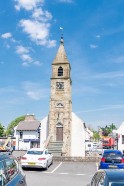 Kilmaurs, İskoçya, İngiltere - 01 Haziran 2021: Bina bir zamanlar hapishanenin yanı sıra konsey odasıydı ve yerel olarak JOUGS veya Juggs olarak bilinmektedir. Bir zamanlar köyde de küçük düşürücü suçlular için stoklar vardı. Antik paniklemeler hala devam ediyor.