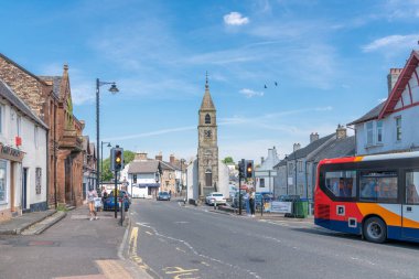 Kilmaurs, İskoçya, İngiltere - 01 Haziran 2021: Bina bir zamanlar hapishanenin yanı sıra konsey odasıydı ve yerel olarak JOUGS veya Juggs olarak bilinmektedir. Bir zamanlar köyde de küçük düşürücü suçlular için stoklar vardı. Antik paniklemeler hala devam ediyor.
