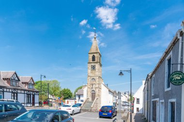 Kilmaurs, İskoçya, İngiltere - 01 Haziran 2021: Bina bir zamanlar hapishanenin yanı sıra konsey odasıydı ve yerel olarak JOUGS veya Juggs olarak bilinmektedir. Bir zamanlar köyde de küçük düşürücü suçlular için stoklar vardı. Antik paniklemeler hala devam ediyor.