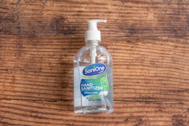 Irvine, İskoçya, İngiltere - 15 Haziran 2021: Sanione antibakteriyel aloe vera ile markalı el dezenfektanı ve geri dönüşümlü plastik şişe dağıtıcısı ve en üstteki.