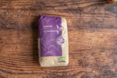 Irvine, İskoçya, İngiltere - 15 Haziran 2021: Robertsonlar, geri dönüşümlü cam kavanoz ve metal kapakta İngiltere 'deki geri dönüşüm girişimleri doğrultusunda altın renginde markalaştırılmış marmelat.