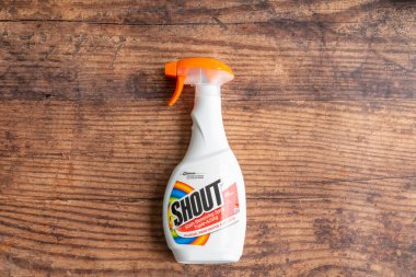 Irvine, İskoçya, İngiltere - 15 Haziran 2021: Johnson, şu anki İngiltere yönetmeliklerine uygun olarak tamamen geri dönüşümlü plastik şişe ve kapaktaki spreyi söken Shout Lekesini damgaladı.