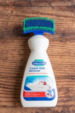 Irvine, İskoçya, İngiltere - 15 Haziran 2021: Dr. Beckmenn, aplikatör fırçasıyla halı lekesi çıkarıcı ve geri dönüşümlü plastik bir şişede ve güncel İngiltere geri dönüşüm yönergelerine uygun.
